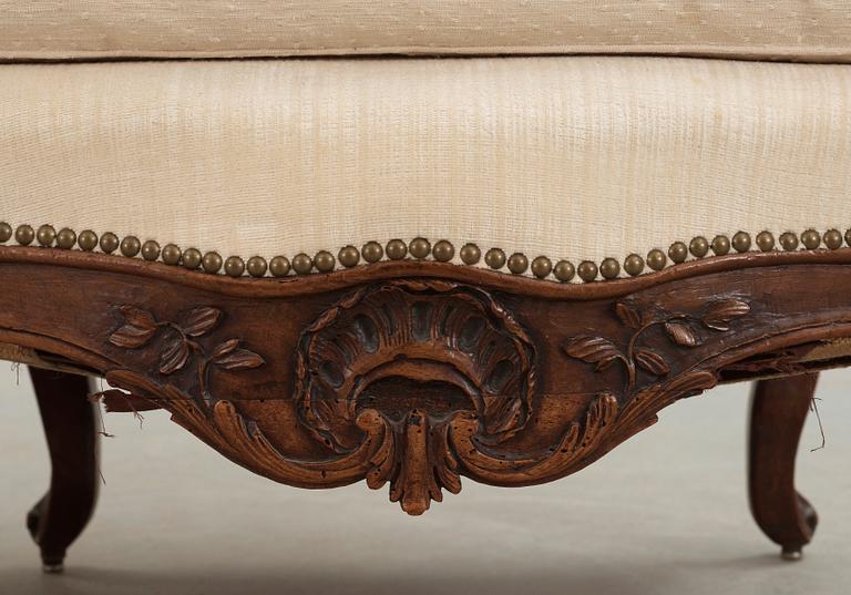 FÅTÖLJER, ett par. Frankrike, 1700-talets mitt. Louis XV.