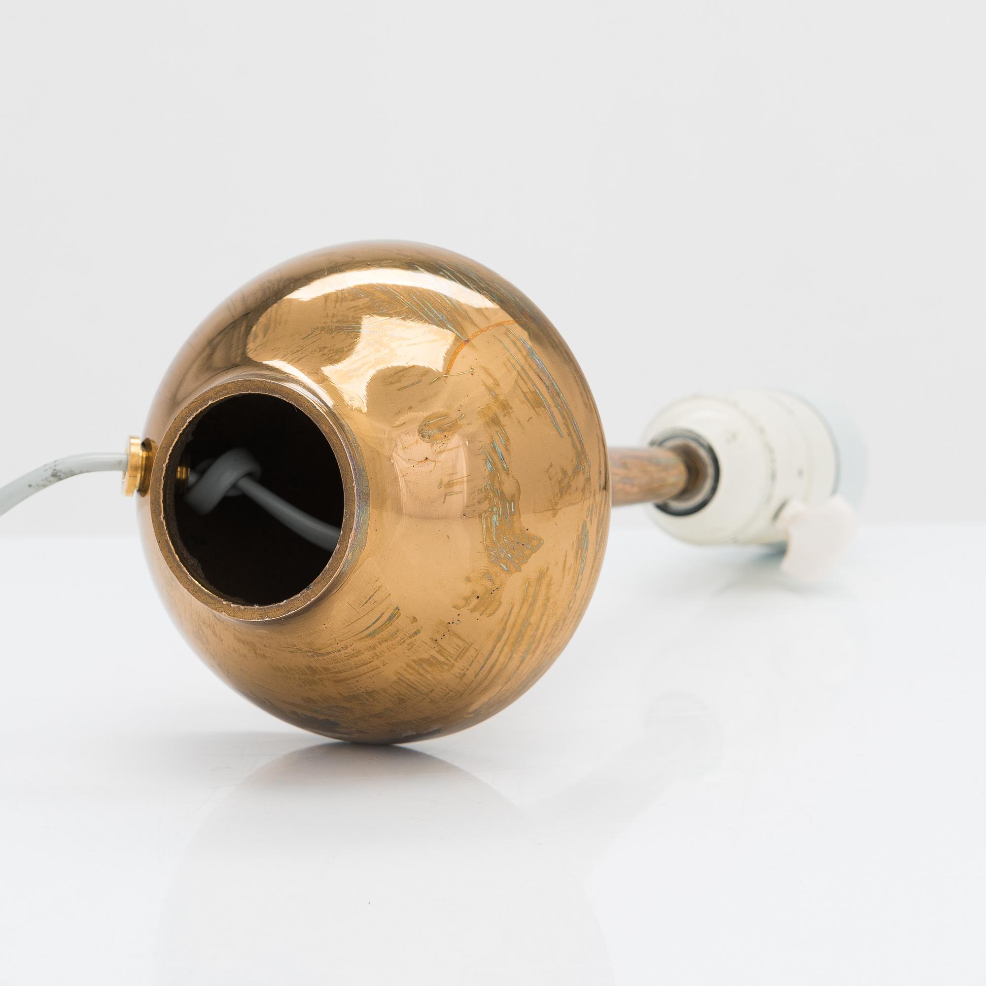 Pöytävalaisin, messinkiä, 1900-luvun puoliväli.