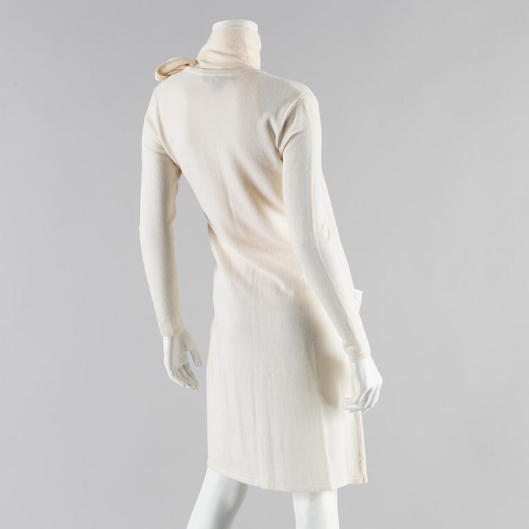 Creamwhite cashmere top by Ralp Lauren.