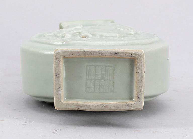 VAS, celadonglasyr, porslin, Kina, omkring 1900.