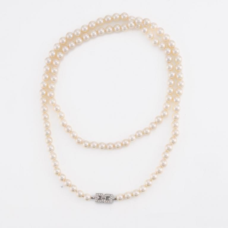 Pearl necklace, longer model, cultured pearls, clasp in 14K white gold with baguette and brilliant-cut diamonds.