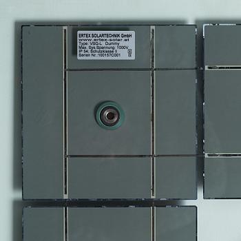 AIDS 3D, utförd 2010. LOF Polycrystalline Solar cell Glass.