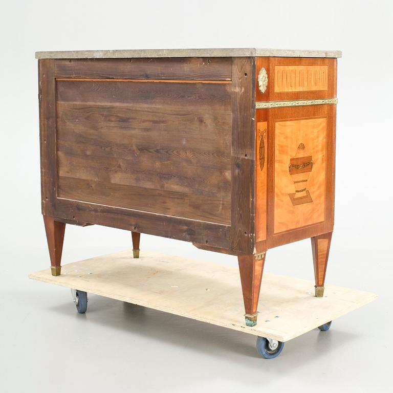 BYRÅ, gustaviansk stil, tidigt 1900-tal.