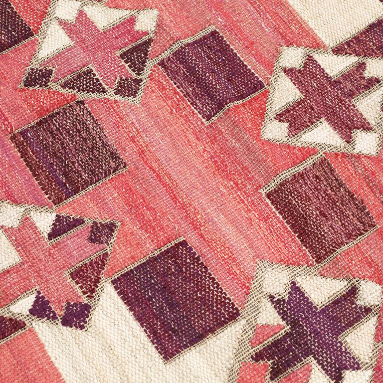 DRAPE. "Rubinstjärnan". Flat weave. 219 x 147 cm. Signed AB MMF BN.