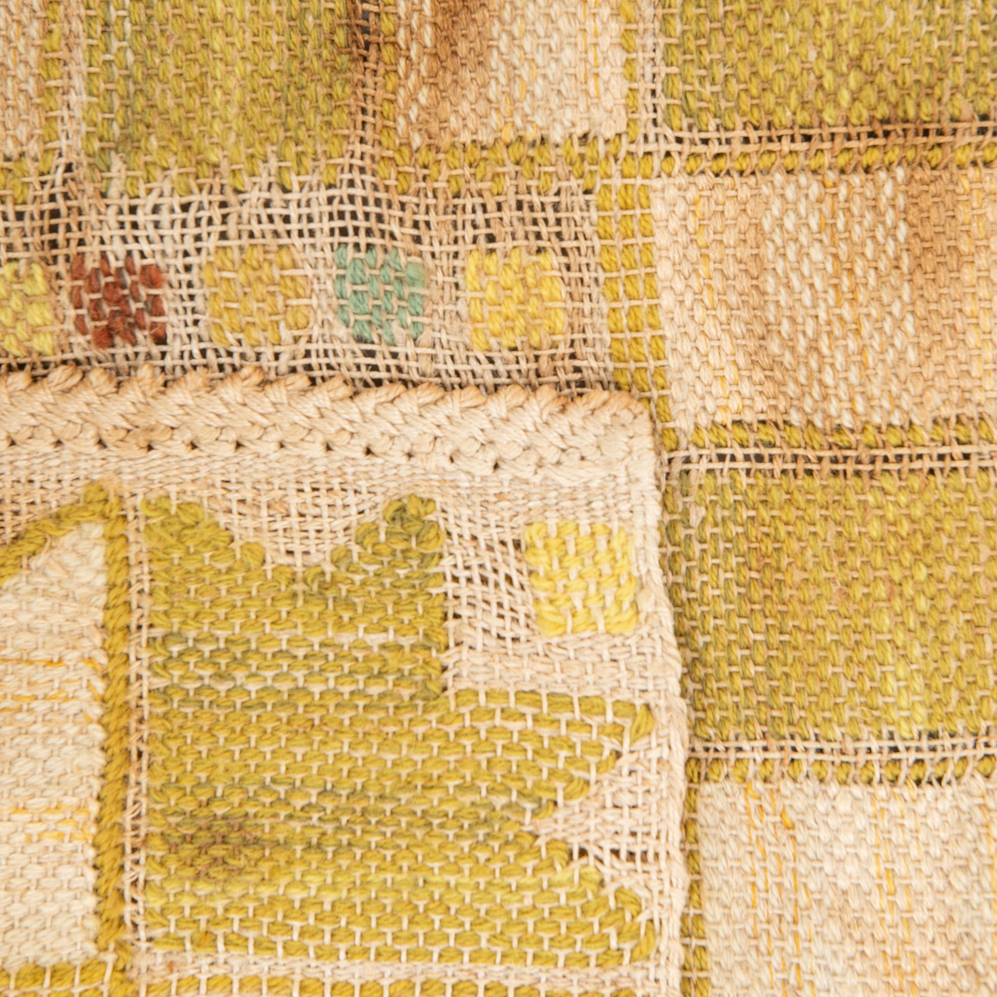 Barbro Nilsson, "Gul stjärna" vävnad inplock på linbotten signerad ca 39x40 cm.