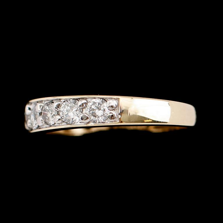 RING, 10 k guld, 9 briljantslipade diamanter tot ca 1.00 ct.