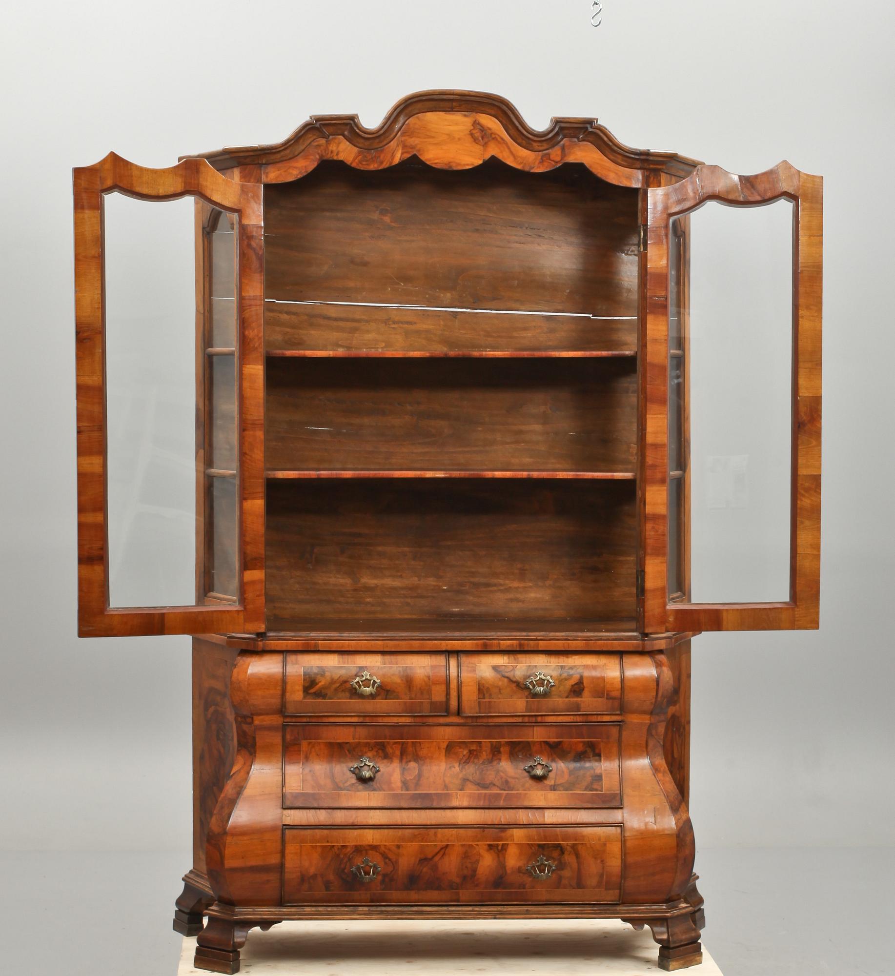 VITRINSKÅP, rokokostil. 1800-tal. Holländsk typ.