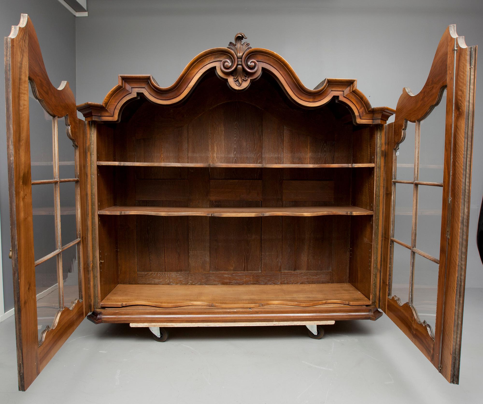 VITRINSKÅP, rokokostil, Mellaneuropa 1900-tal.