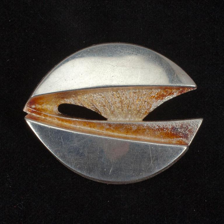 ERÄ KORUJA, 9 osaa, hopeaa, m.m. Turku, 1900-luvun loppupuoli. Kok. paino noin 91,6 g.