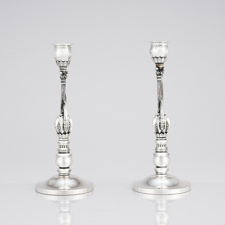 Johan Rohde, kandelabrar, ett par för två ljus, Firma Georg Jensen, Köpenhamn 1933-44, design nr 343, sterling.