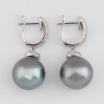 ÖRHÄNGEN, 14K vitguld, tahitipärlor och diamanter tot ca 0.28 ct. Vikt ca 8 g.