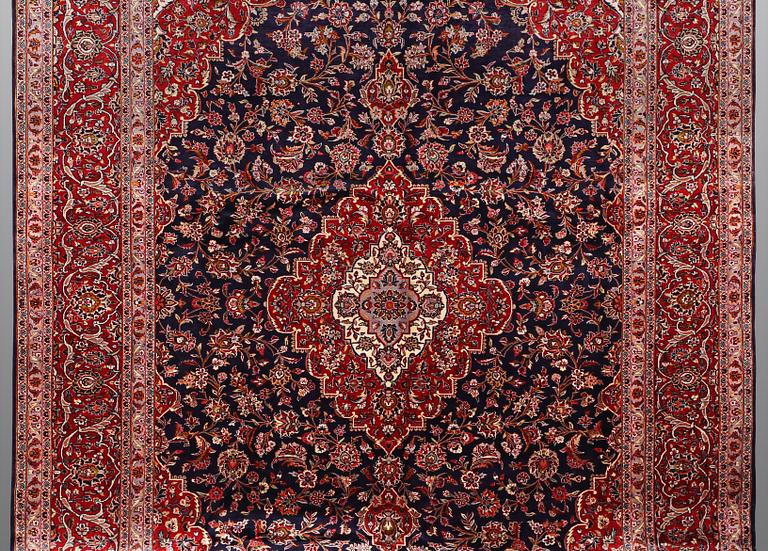 A carpet, Kashan, ca 420 x 292 cm.