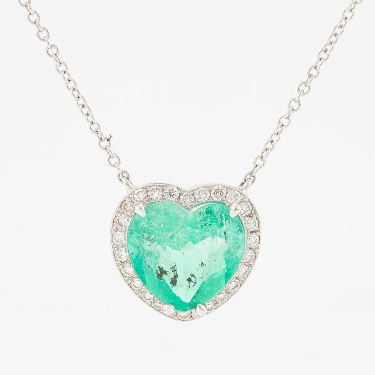 Collier 18K vitguld med hjärtslipad smaragd och briljantslipade diamanter.
