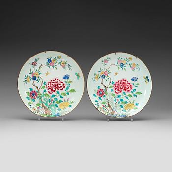 486. A pair of famille rose chargers, Qing dynasty, Yongzheng (1723-35).