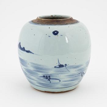 A Chinese porcelain ginger jar, 19th Century.