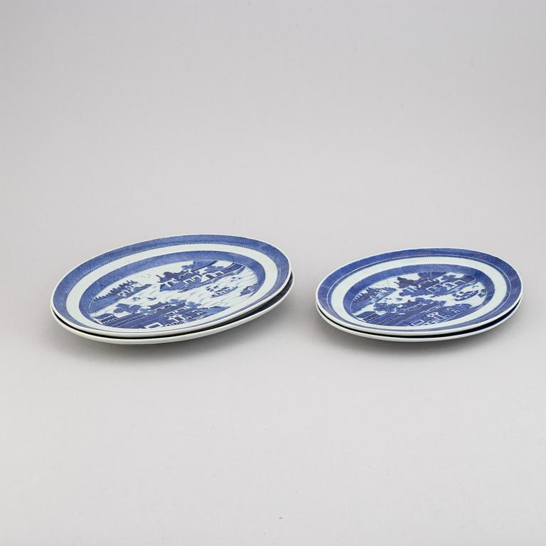 Four blue and white serving dishes, Qing dynasty, 19th century.