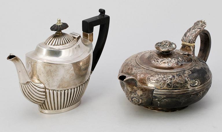 TEKANNOR, 2 st, silver, nyrokoko resp empir, London resp Sheffield, England, 1800-tal. Tot vikt ca 707 g.