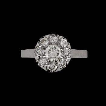 116. RING, 18k vitguldmed briljantslipade diamanter tot ca0.82ct enl grav. Göteborg, 1965. Vikt 3,8g.