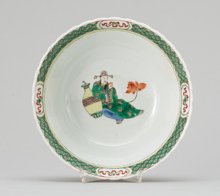 A famille vert bowl in Kangxi-style. Qing dynasty.