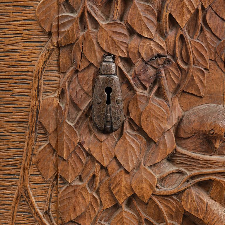 Jugend, hörnskåp, skulpterad björk, Sverige, tidigt 1900-tal.