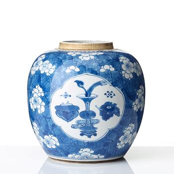 A blue and white jar with cover, Qing dynasty, Kangxi (1662-1722).