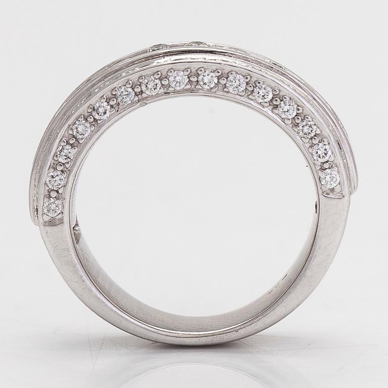 Ring, 14K vitguld, diamanter totalt ca 0.75 ct.