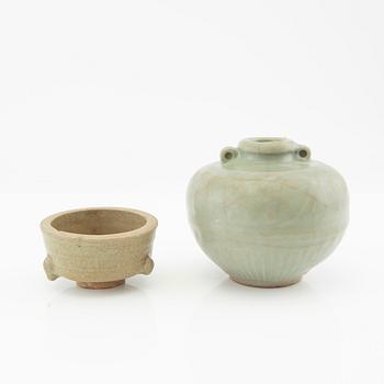 Vase and bowl, for the Southeast Asian market. 13th/14th century. Glazed ceramics.