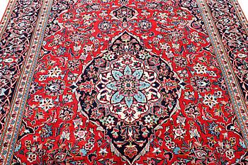 A Kashan carpet, c. 332 x 190 cm.