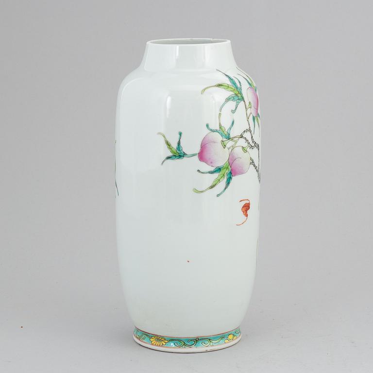 A famille rose peach vase, late Qing dynasty.