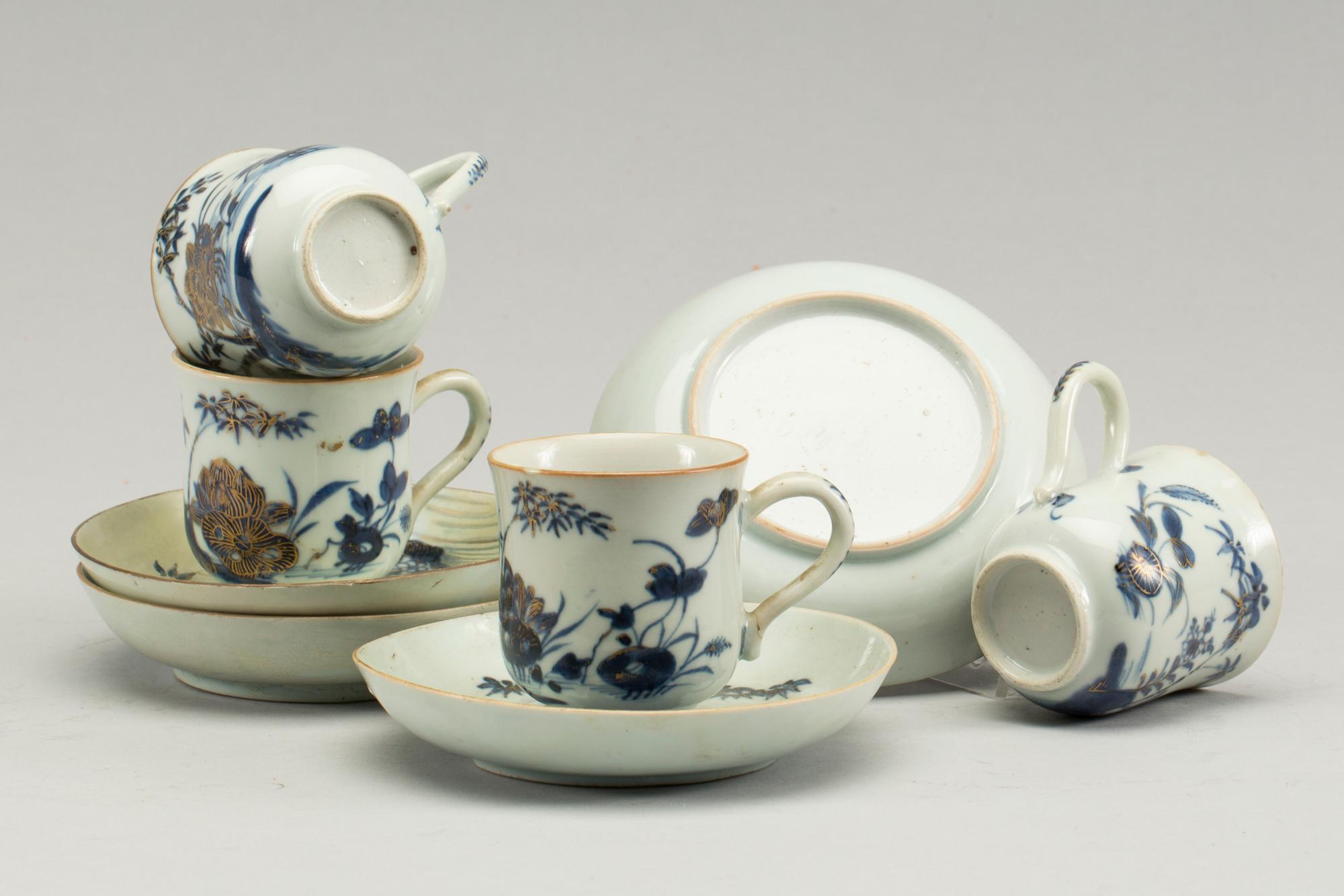 KAFFEKOPPAR MED FAT, 4 st, porslin. Kina, Qianlong (1736-95).