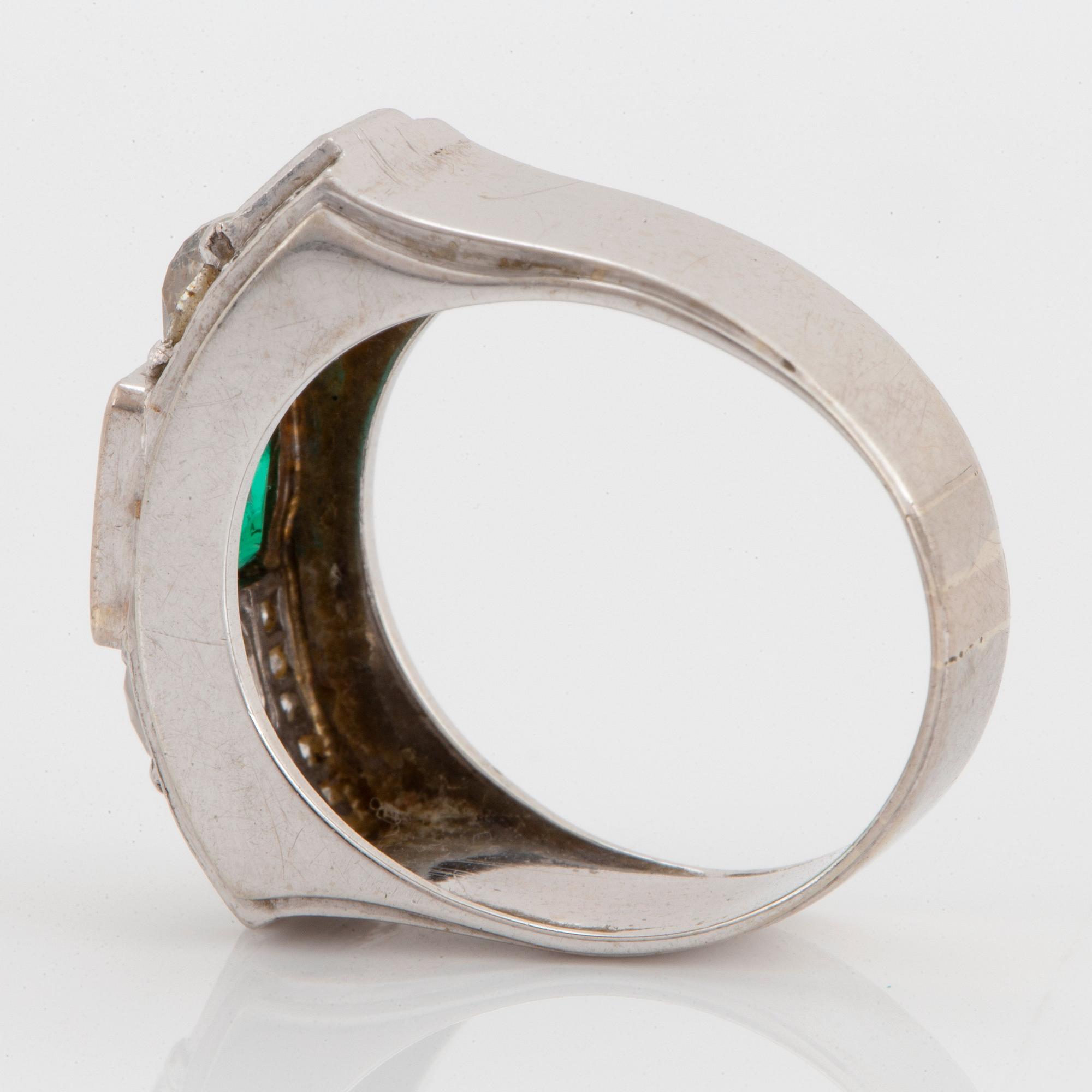 WA Bolin ring 18K vitguld med en fasettslipad smaragd samt gammal-, åttkant- och baguetteslipade diamanter.