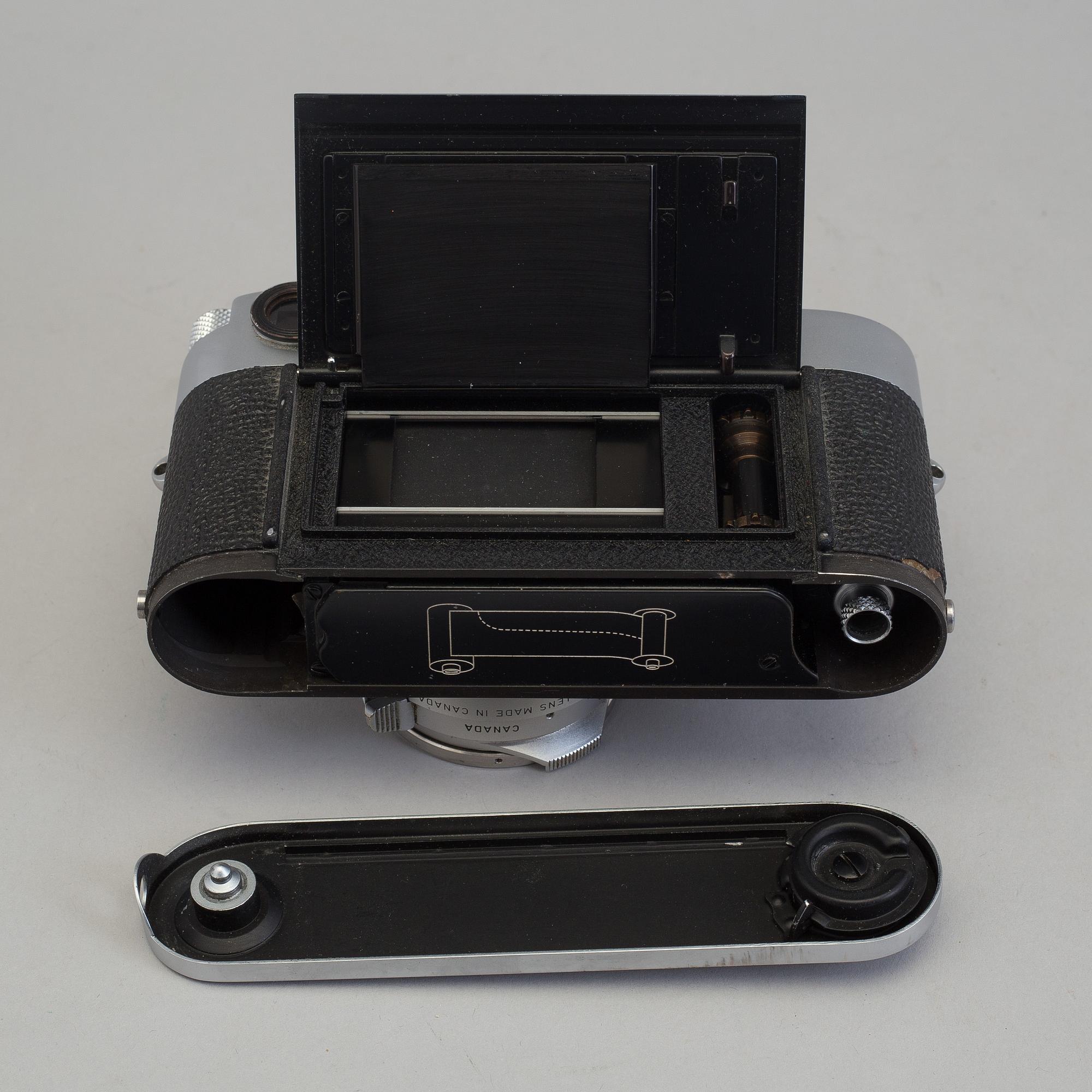 A LEICA M2 camera no 990427 from Wetzlar 1960. With Summilux 1:1.4/35. With original box.