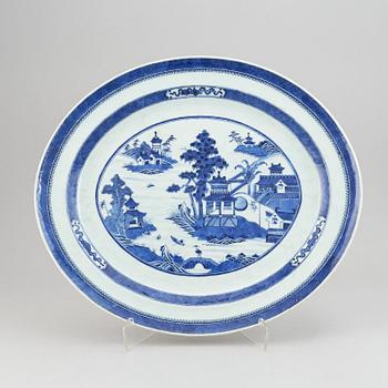 A blue and white serving dish, Qing dynasty, 19th Century.