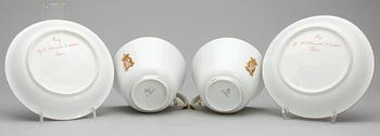TEKOPPAR, 2 st, porslin, Oskar II's monogram, märkta Toy, Chaussee d'Antin, Paris undertill, sent 1800-tal.