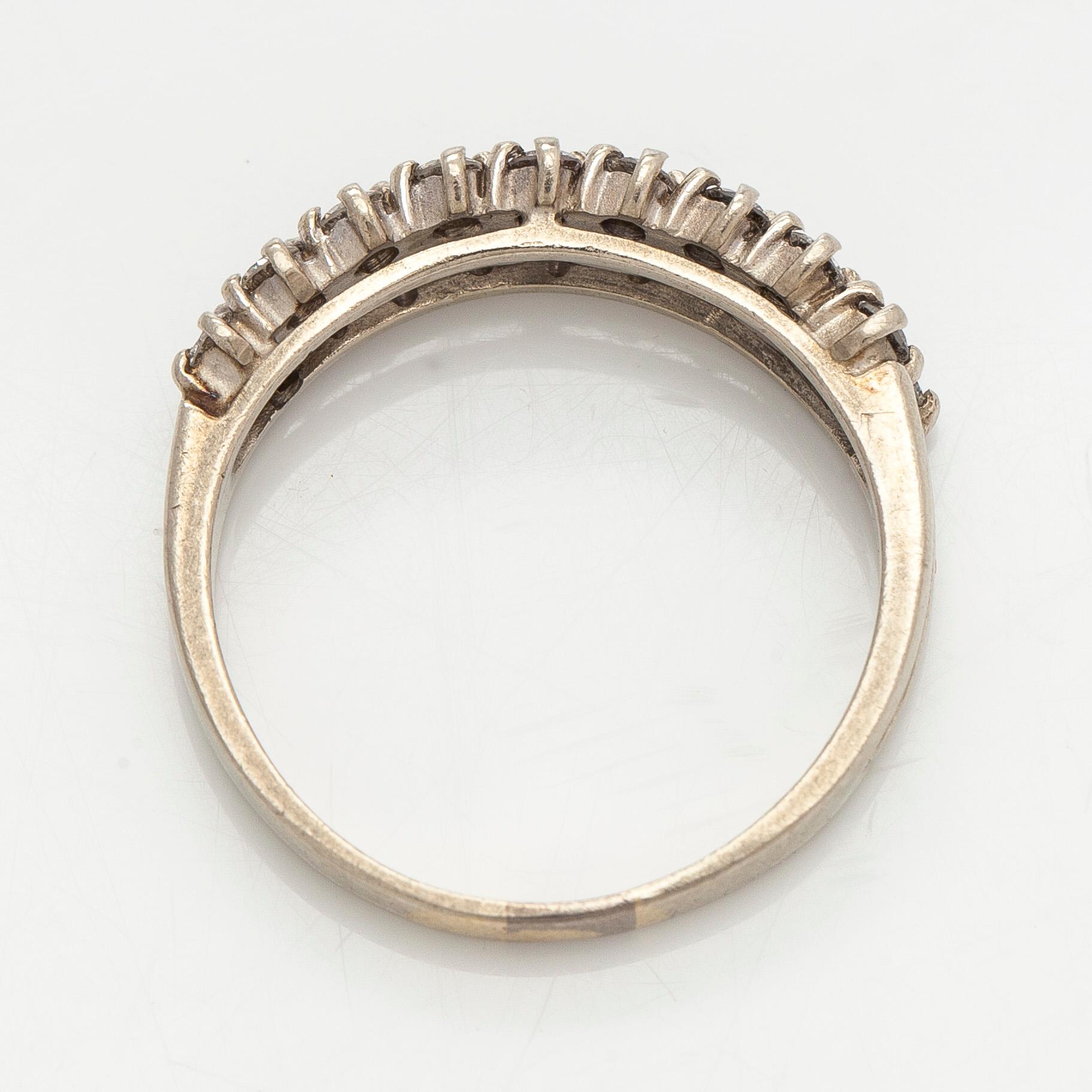 Sormus, briljanttihiotut timantit, 14K valkokultaa, Suomi 1989.
