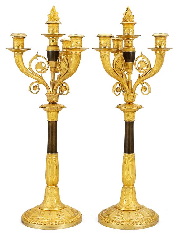 KANDELABRAR, för fyra ljus, ett par. Frankrike, 1800-talets början. Empire.