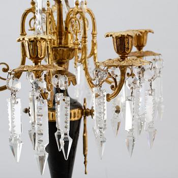 KANDELABRAR, 1 par, marmor och mässing, oskarianska, 1800-talets slut.