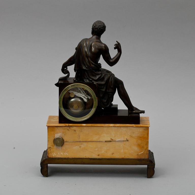 BORDSPENDYL, senempire, 1800-talets första hälft.