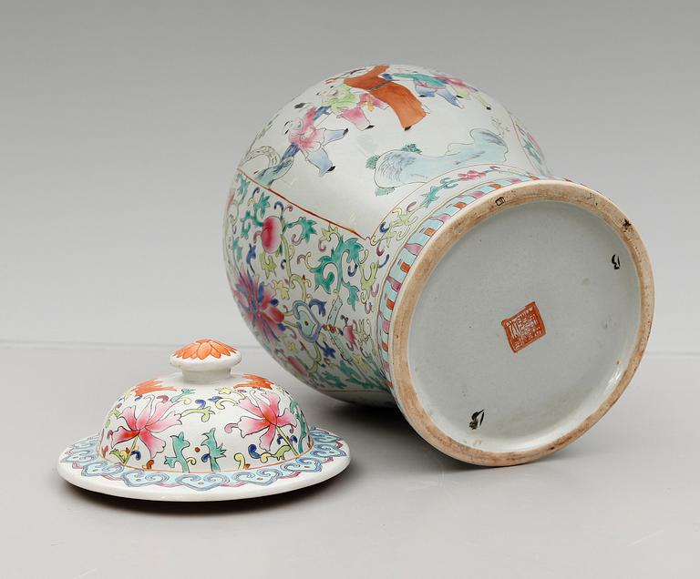 A CHINESE PORCELAIN URN AND COVER, 20th century.