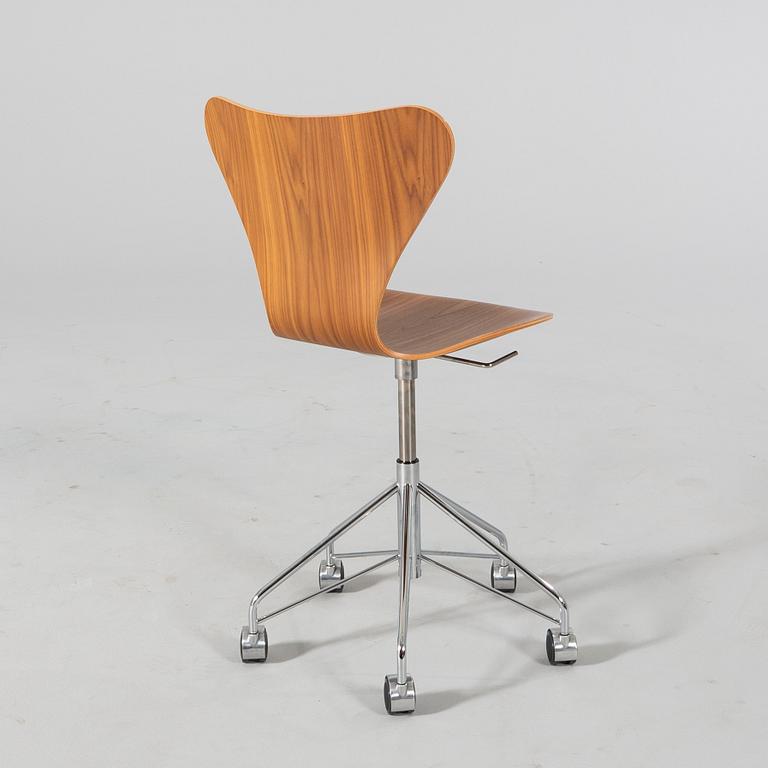 An Arne Jacobsen "Sjuan" office chair from Fritz Hansen 2020.