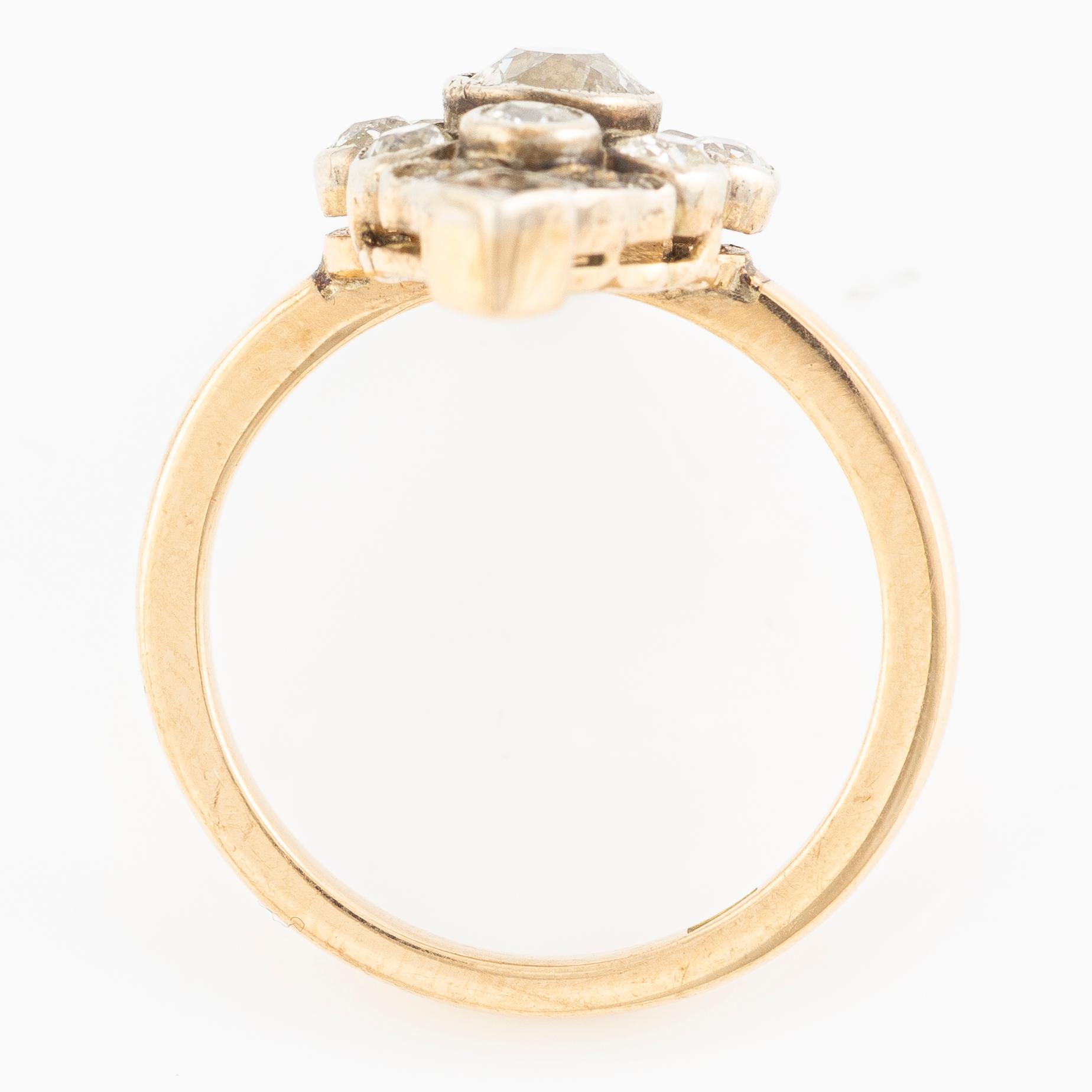 Ring in 18K gold set with old-cut diamonds, circa 1900.
