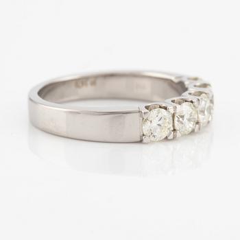 Ring in 14K gold with round brilliant cut diamonds.