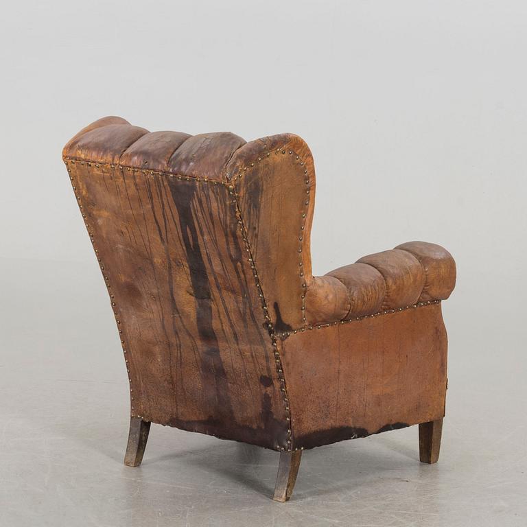 AN LEATHER EASY CHAIR FIRST HALF OF 20TH CENTURY,