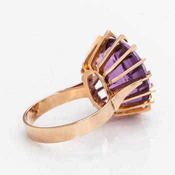 Ring, fasettslipad ametist, 14K guld, Helsingfors.
