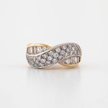 A baguette- and briliant cut diamond ring.