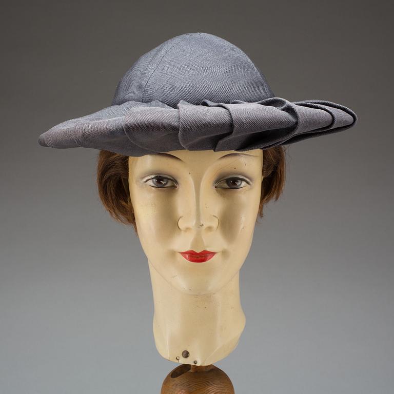 HÅRMODELL, otydlig märkning.  Frankrike, 1920-30-tal.