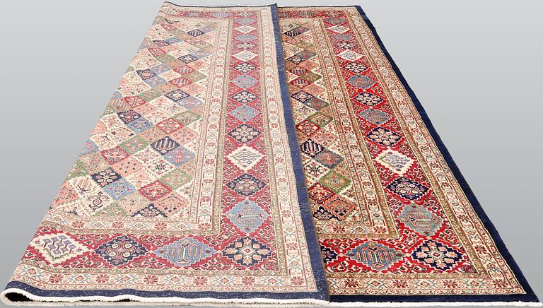 Carpet, Saruk, 363 x 268 cm.