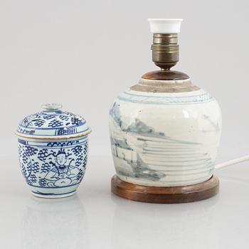 Bordslampa och dosa med lock, porslin, Kina, 1800/1900-tal.