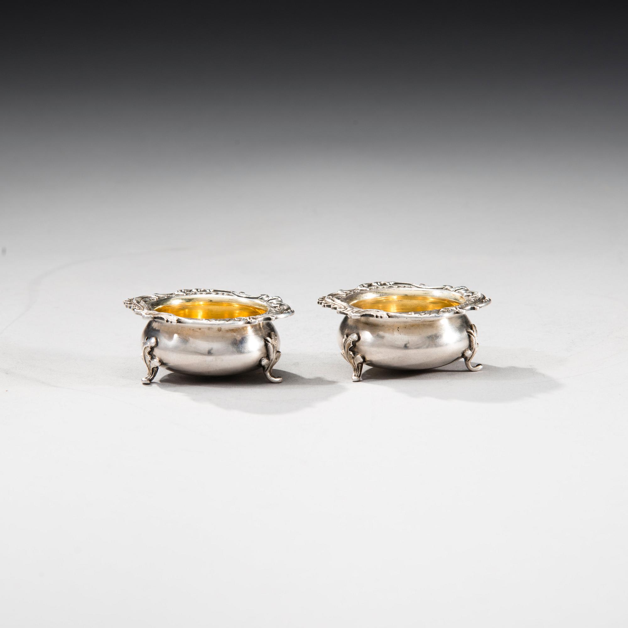 ETT PAR FABERGÉ SALTKAR.