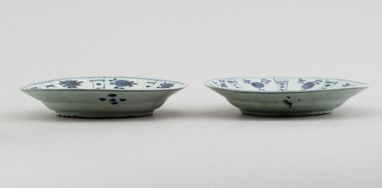 TALLRIKAR, 2 st, porslin, Kina, Wanli 1572-1620.